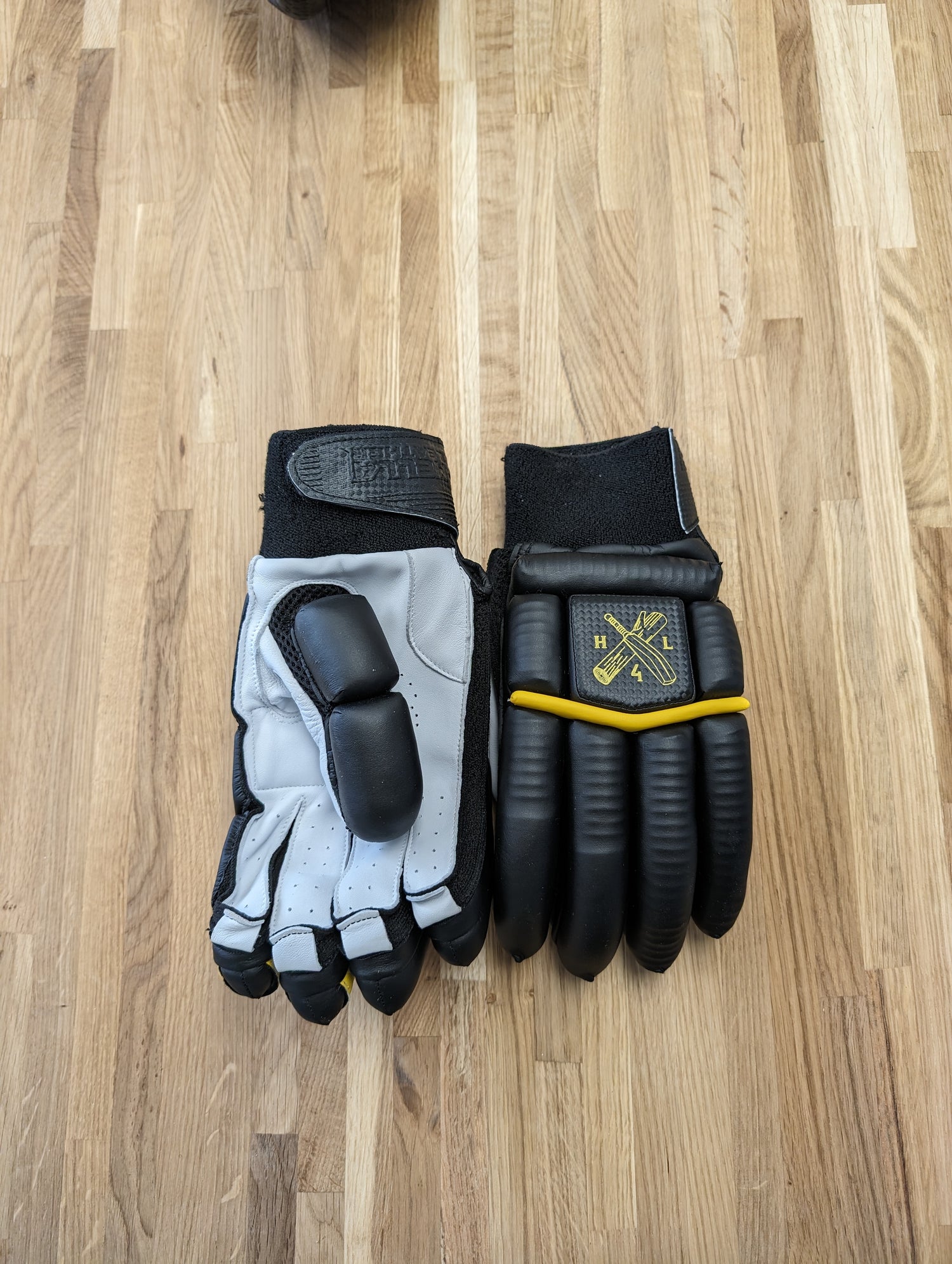 (Copy) Devil gloves (black/yellow)